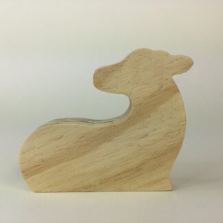 Liggend jong hertje achteromkijkend