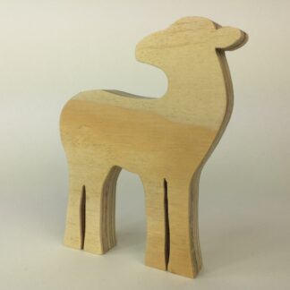 Staand jong hertje achteromkijkend