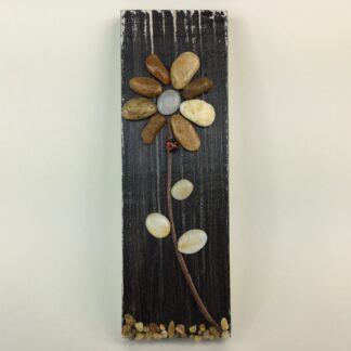 Bloem op oudzwart paneel