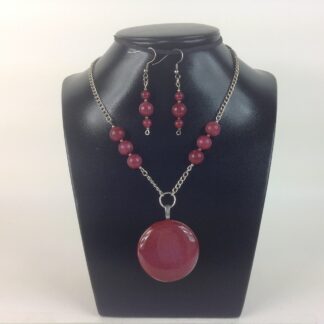 Hanger met bijbehorende ketting en oorhangers