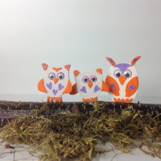 Groepje van drie uilen met oranje en lila accenten
