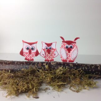 Groepje van drie uilen met rode en witte accenten