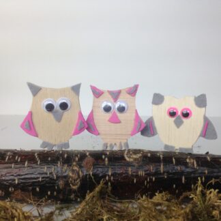 Groepje van drie uilen met roze en grijze accenten