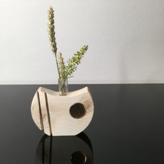 Vaasje met ‘gouden’ cabochon