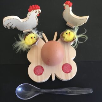 Vlinder(vaasje) met cabochons in rood, tevens eierdopje