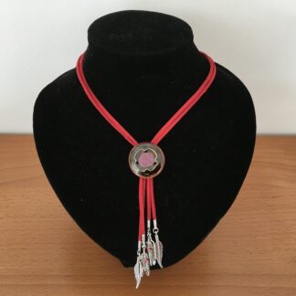 Bolo met dubbel koord van rood suède