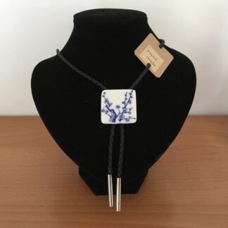 Bolo met porseleinen hanger