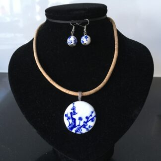 Ronde hanger van porselein met bijbehorende oorbellen.