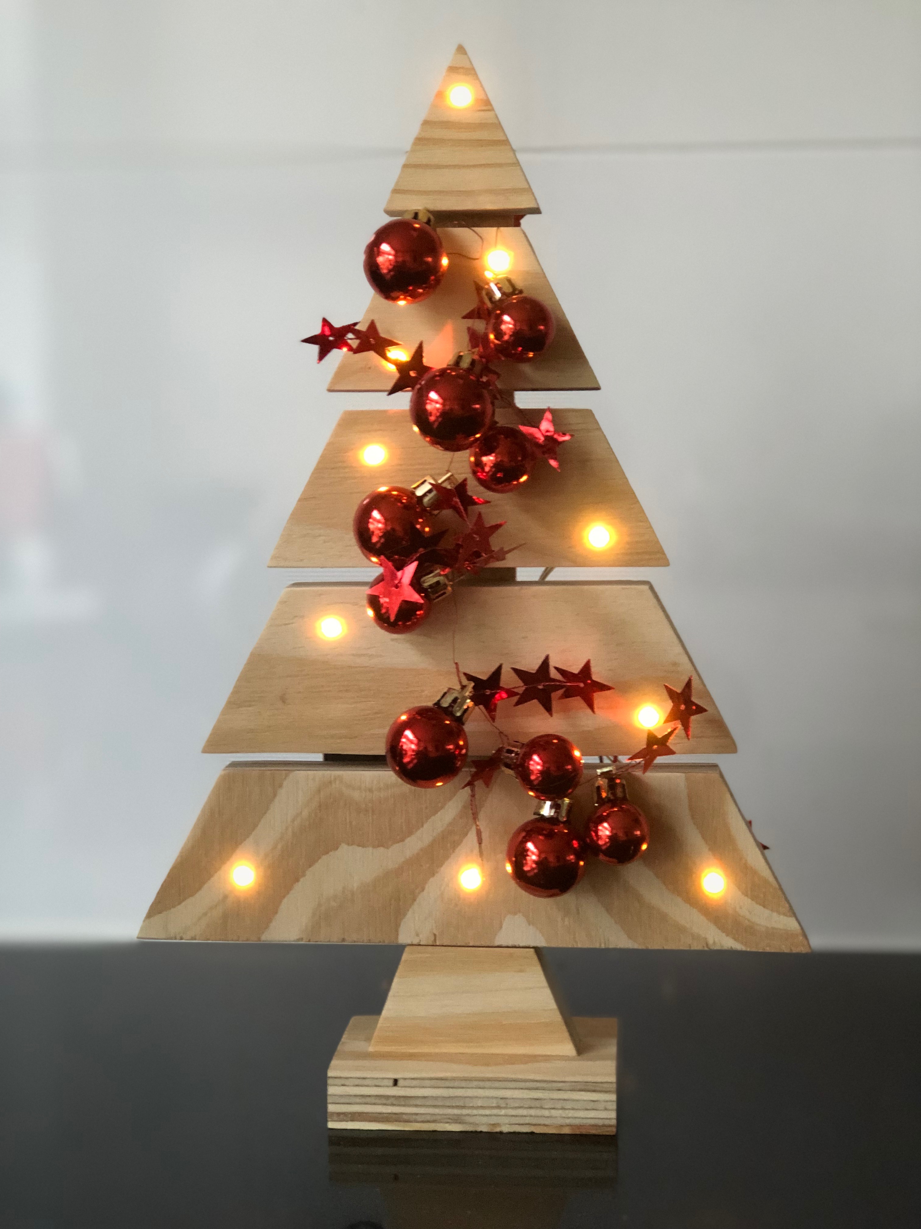 whisky silhouet Perceptie Houten kerstboom met verlichting en versiering | A N V I
