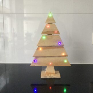 Houten kerstboom met gekleurde verlichting  (30 cm)