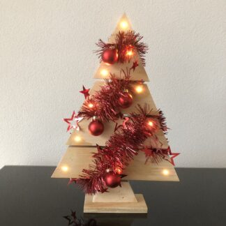 Houten kerstboom met verlichting en versiering