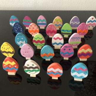 Houten paaseitjes op voetje