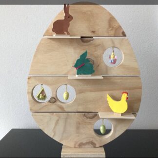 Houten paasei (43 cm) met decoraties en plankjes