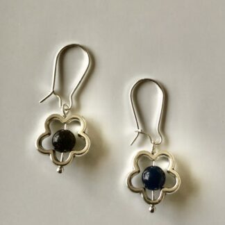 Oorbellen met blue sand gemstone in frame