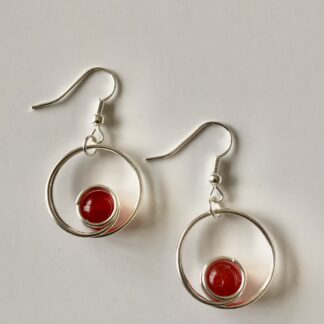 Oorbellen met rode jade in frame