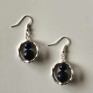 Oorbellen met 2 kralen lapis lazuli in frame