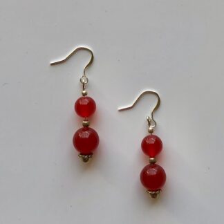 Oorbellen met 2 kralen rode jade