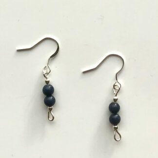 Oorbellen met 2 kraaltjes lapis lazuli