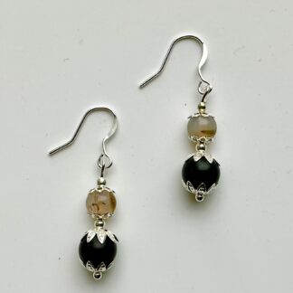 Oorbellen met 1 kraal agaat en 1 kraal onyx