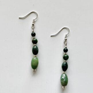 Oorbellen met groene agaat met 4 kralen