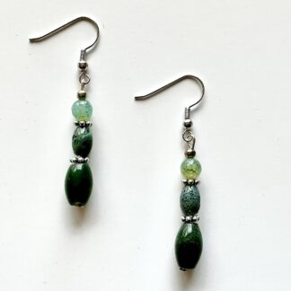 Oorbellen met groene agaat met 3 kralen