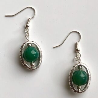 Oorbellen met groene agaat in ovaal frame
