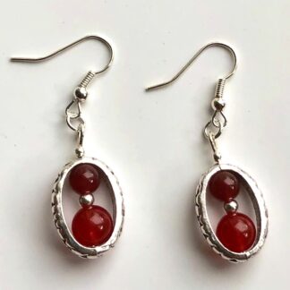 Oorbellen met 2 kralen rode jade in ovaal frame