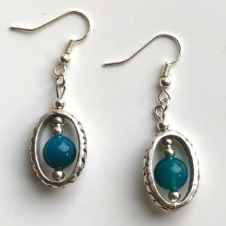Oorbellen met blauwe agaat in ovaal frame