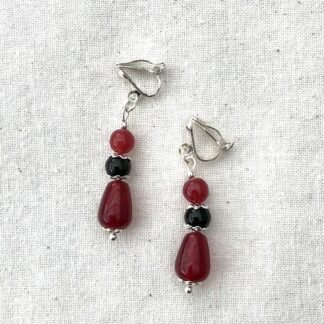 Oorbellen met rode jade en zwarte onyx