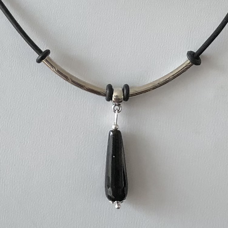 Hanger van onyx met facetten