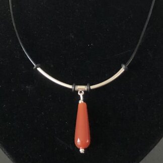 Hanger van oranje-bruine agaat