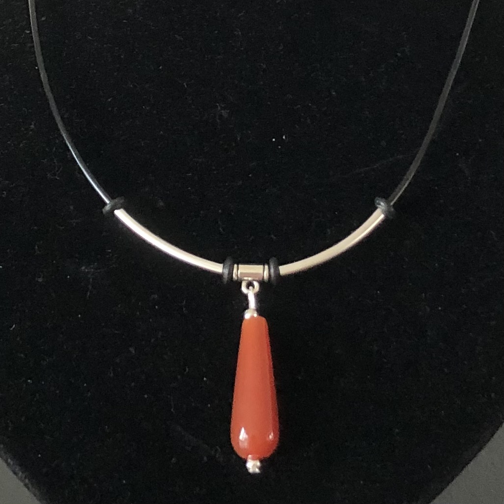 Hanger van oranje-bruine agaat