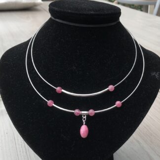 Dubbele spang met hanger en kralen van aardbeikwarts