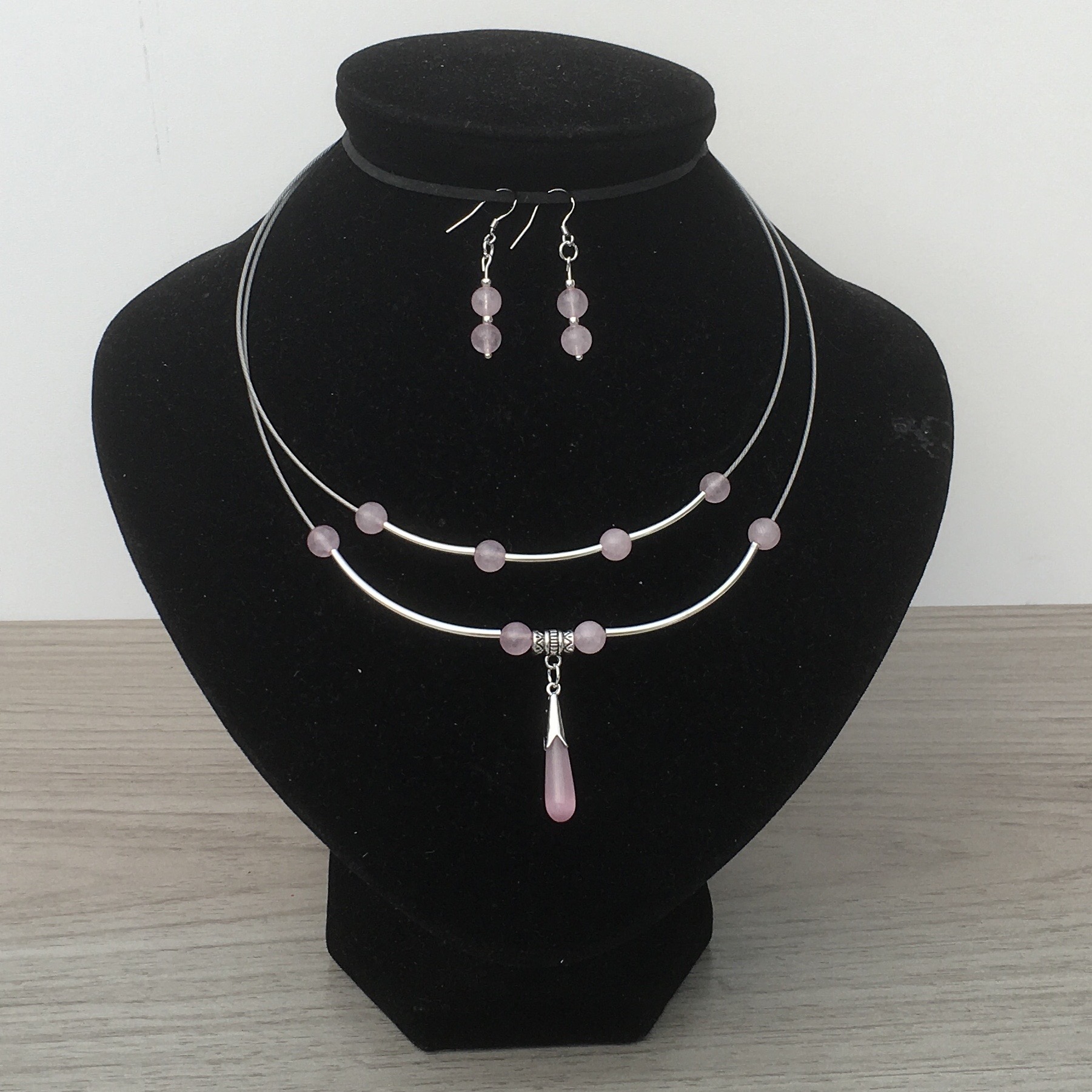 Dubbele spang met roze opaliet en kwarts en bijpassende oorbellen