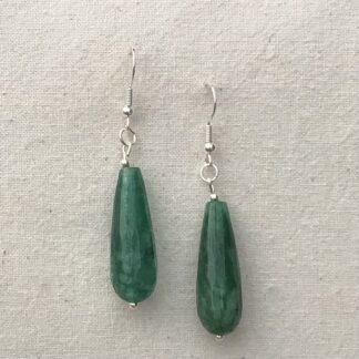 Oorbellen met groene chalcedoon (kegelvormig)